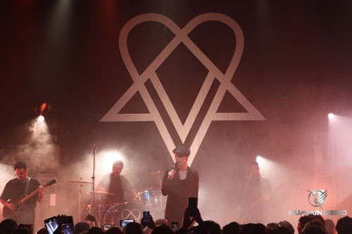 Image of a Finnish artist Ville Valo with his band and 10 x 6,5 meter (32.8 ft x 21,3 ft) size backdrop in the background